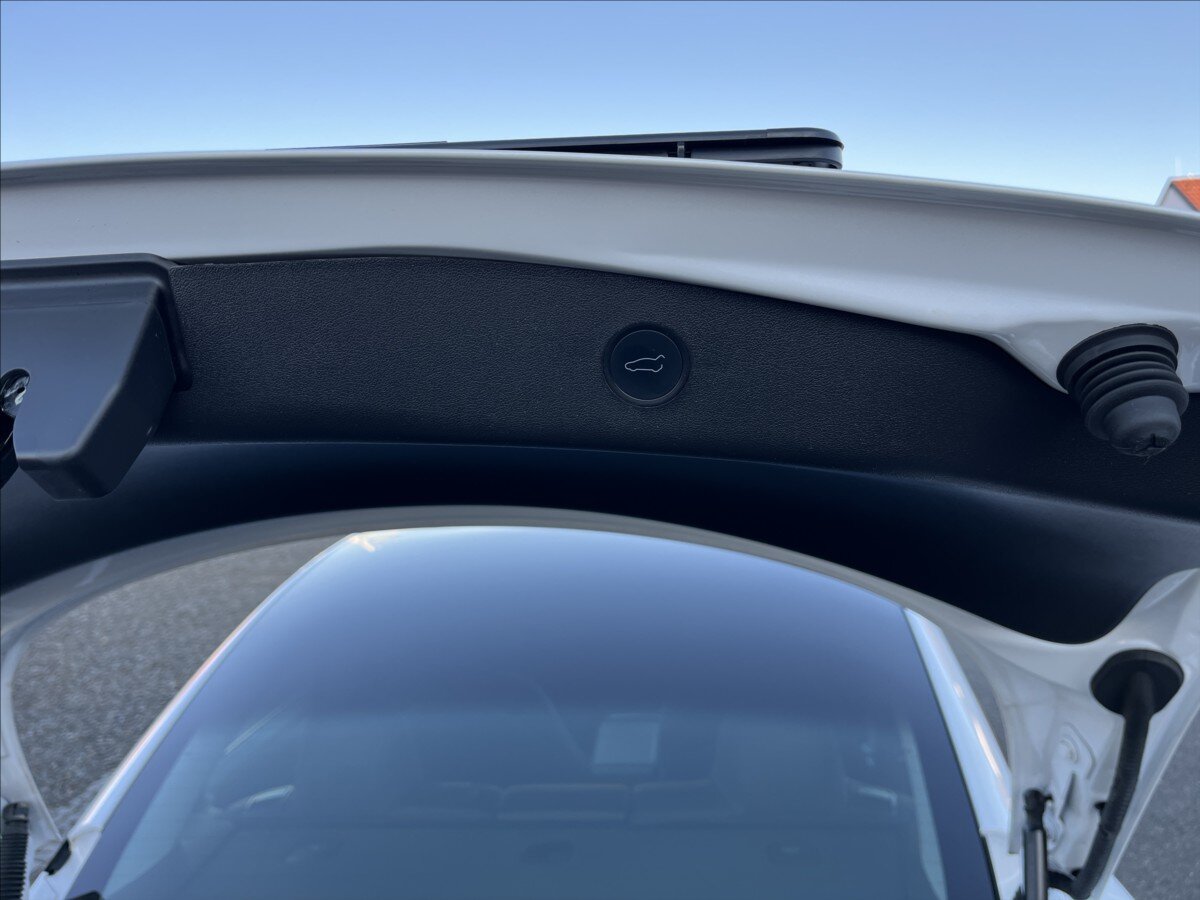 Tesla Model 3 Sedan / Limuzína 0,0 208 kw