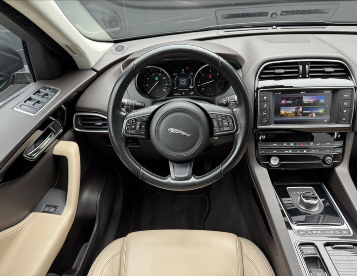 Jaguar F-Pace SUV / Terénní 3,0 l 221 kw