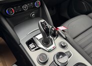 Alfa Romeo Stelvio 13