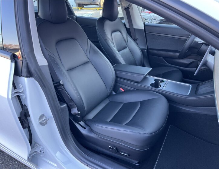 Tesla Model 3 Sedan / Limuzína 0,0 208 kw