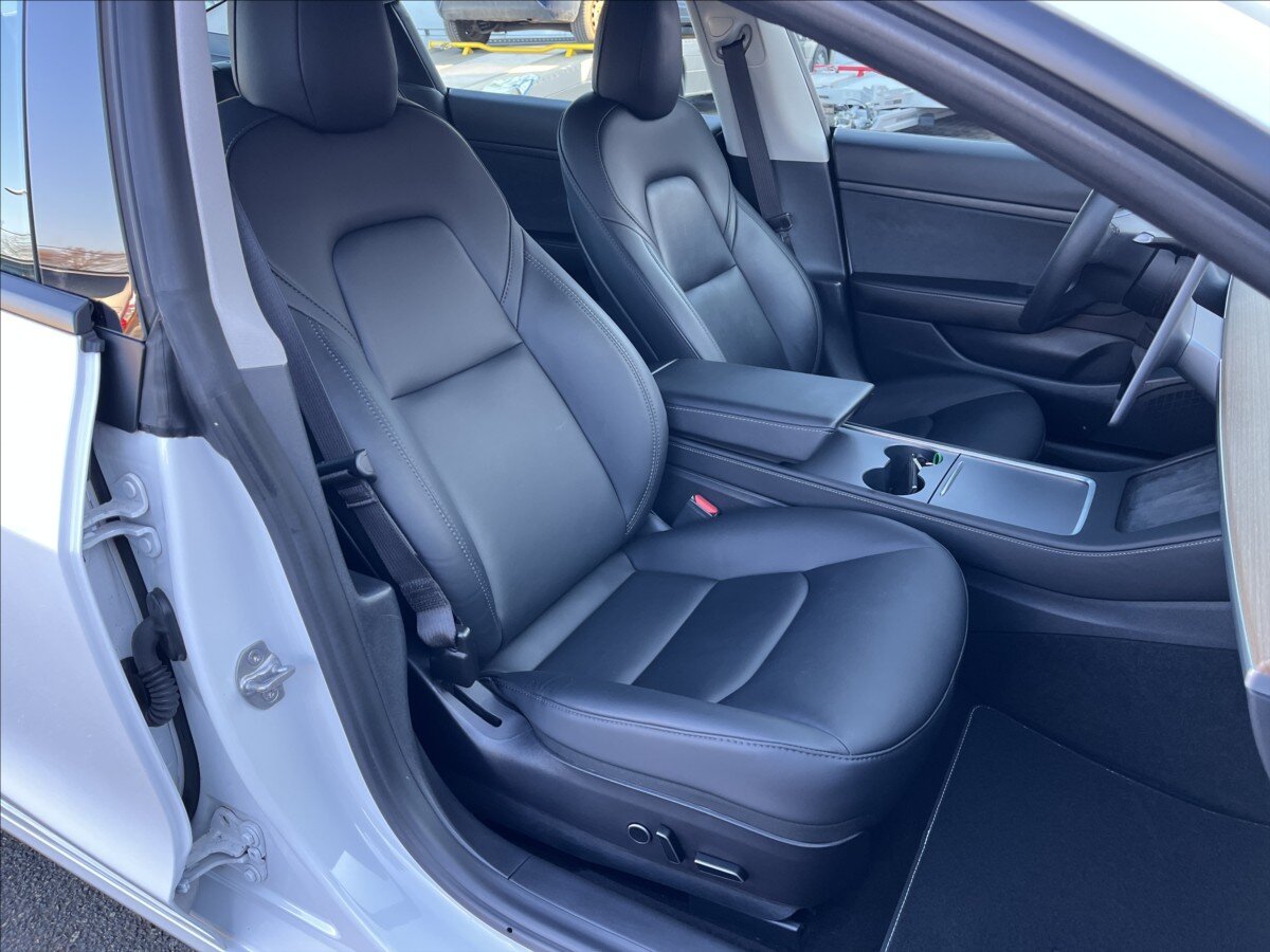Tesla Model 3 Sedan / Limuzína 0,0 208 kw