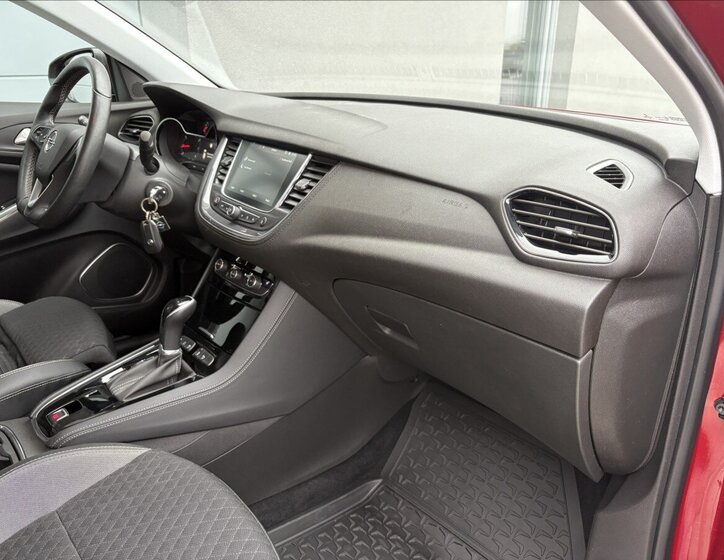 Opel Grandland X Sedan / Limuzína 1,2 l 96 kw