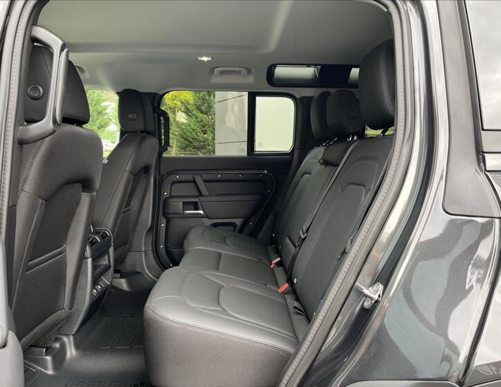 Land Rover Defender 29