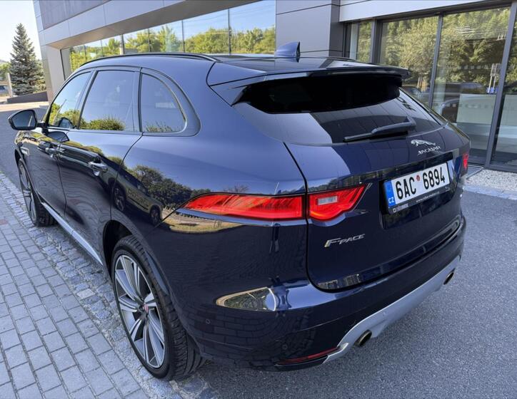 Jaguar F-Pace 10