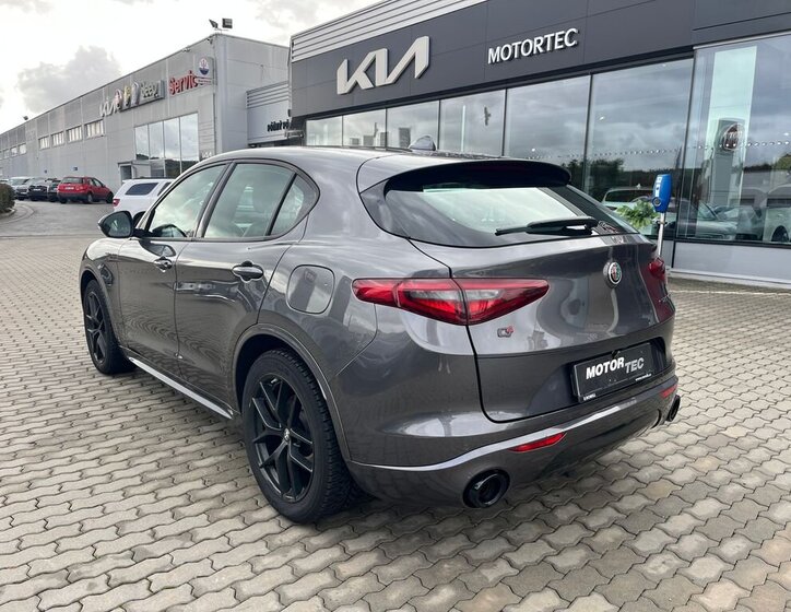 Alfa Romeo Stelvio 4