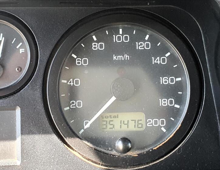 Land Rover Defender 22