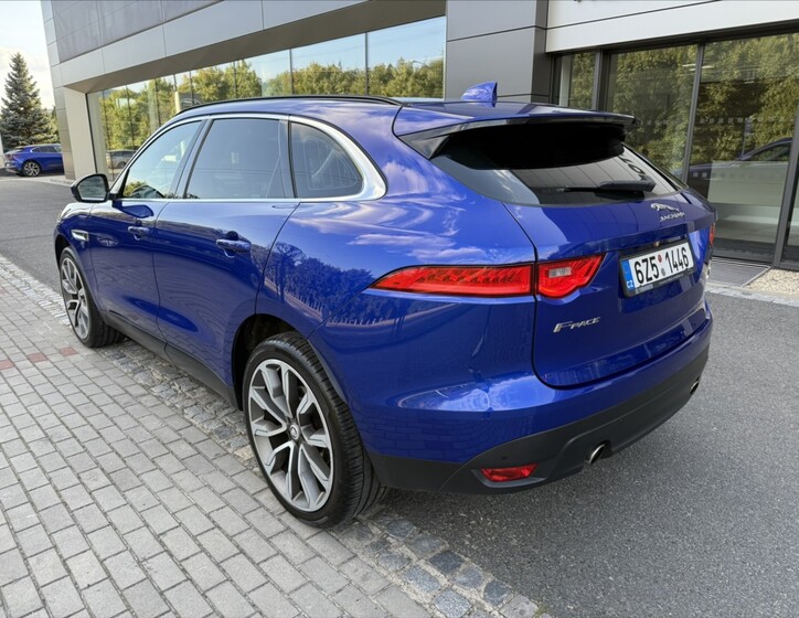 Jaguar F-Pace 9
