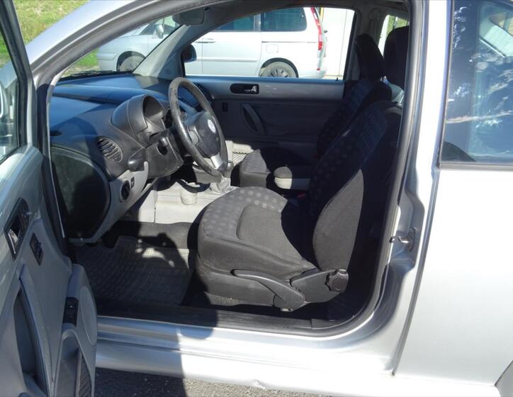 Volkswagen New Beetle 9