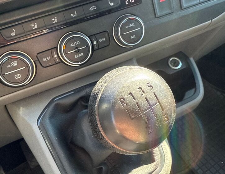 Volkswagen Caravelle 17