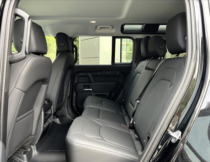 Land Rover Defender 27