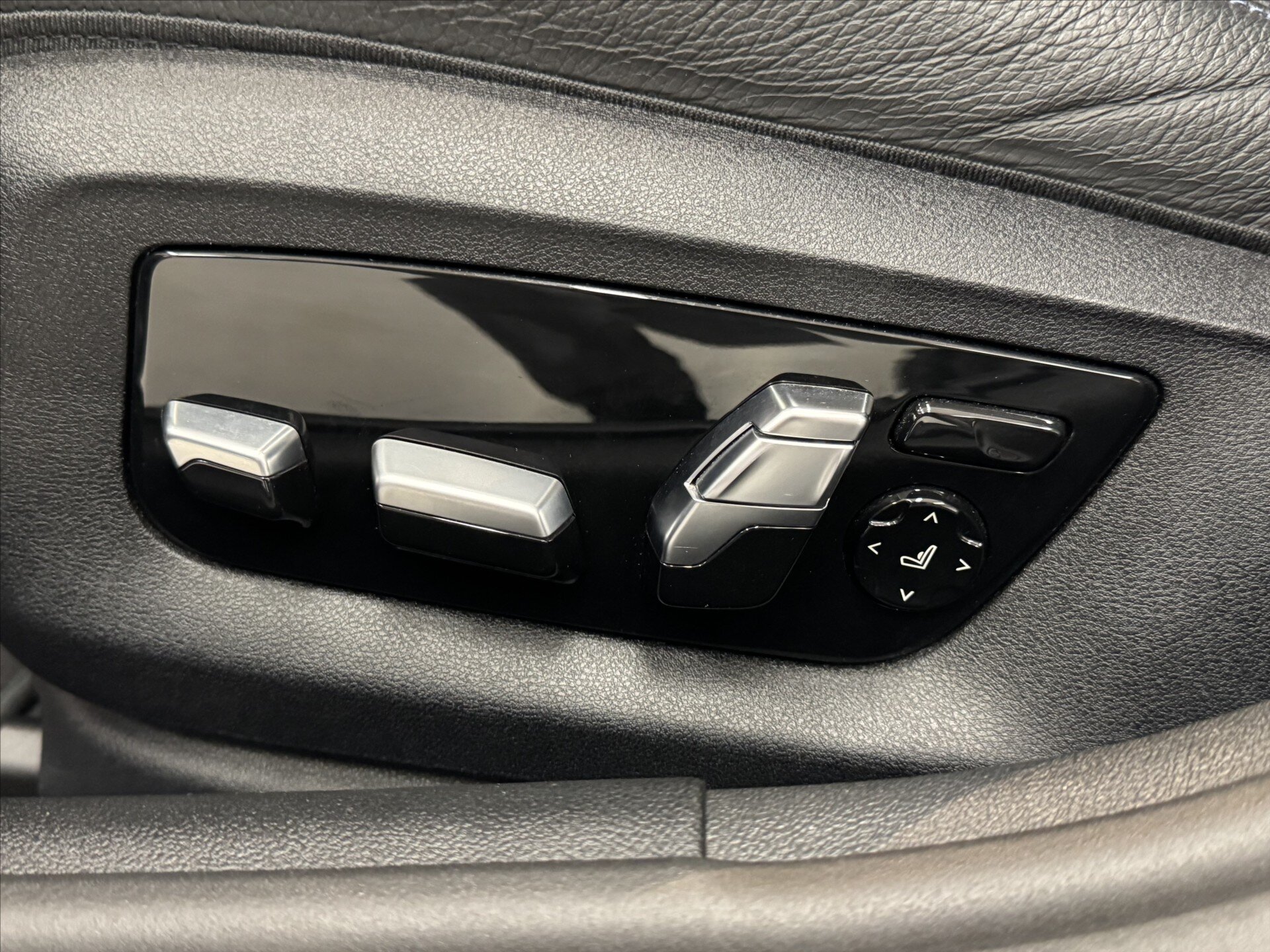 BMW Řada 5 Sedan / Limuzína 4,4 l 390 kw