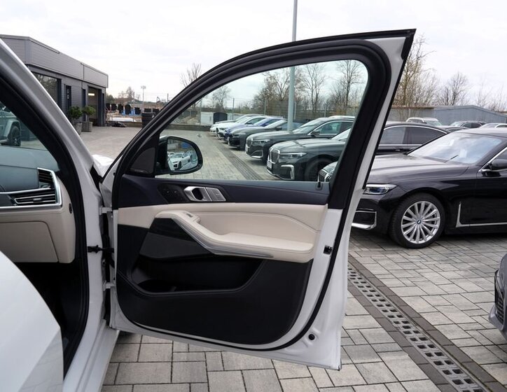 BMW X7 SUV / Terénní 3,0 l 250 kw