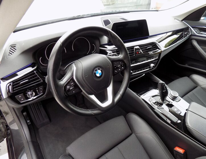 BMW Řada 5 Kombi 3,0 l 195 kw