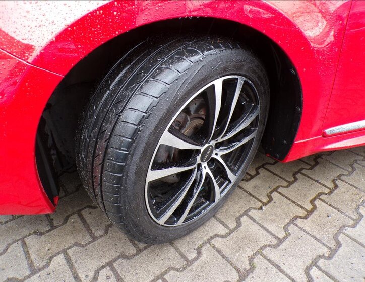 Suzuki Kizashi Sedan / Limuzína 2,4 l 131 kw