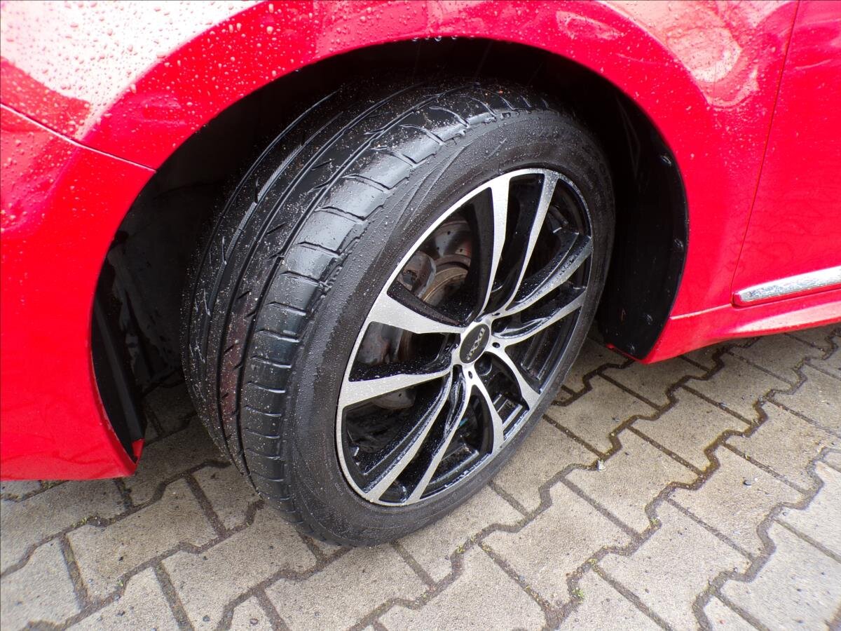 Suzuki Kizashi Sedan / Limuzína 2,4 l 131 kw