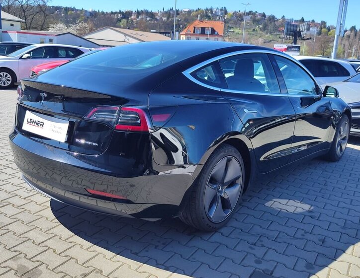 Tesla Model 3 Sedan / Limuzína 0,0 155 kw