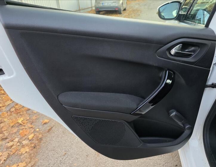 Peugeot 208 23