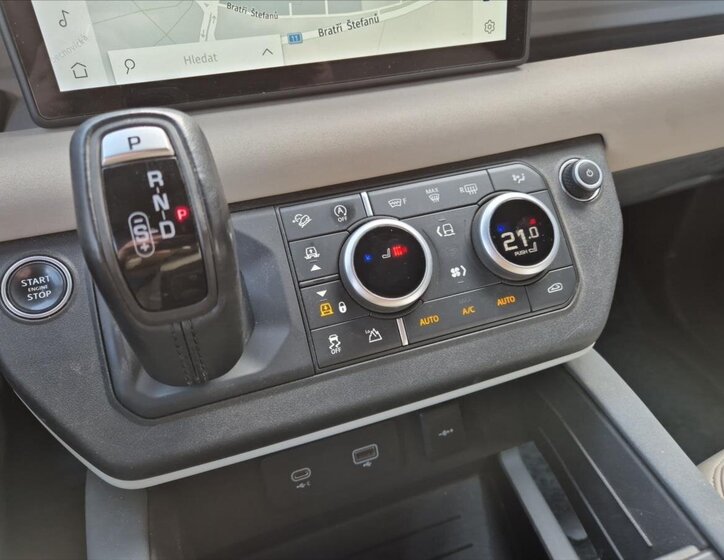 Land Rover Defender SUV / Terénní 3,0 l 147 kw