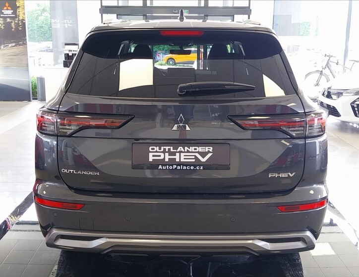 Mitsubishi Outlander 4