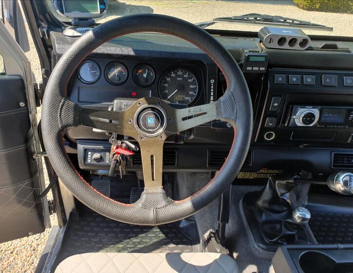 Land Rover Defender 20