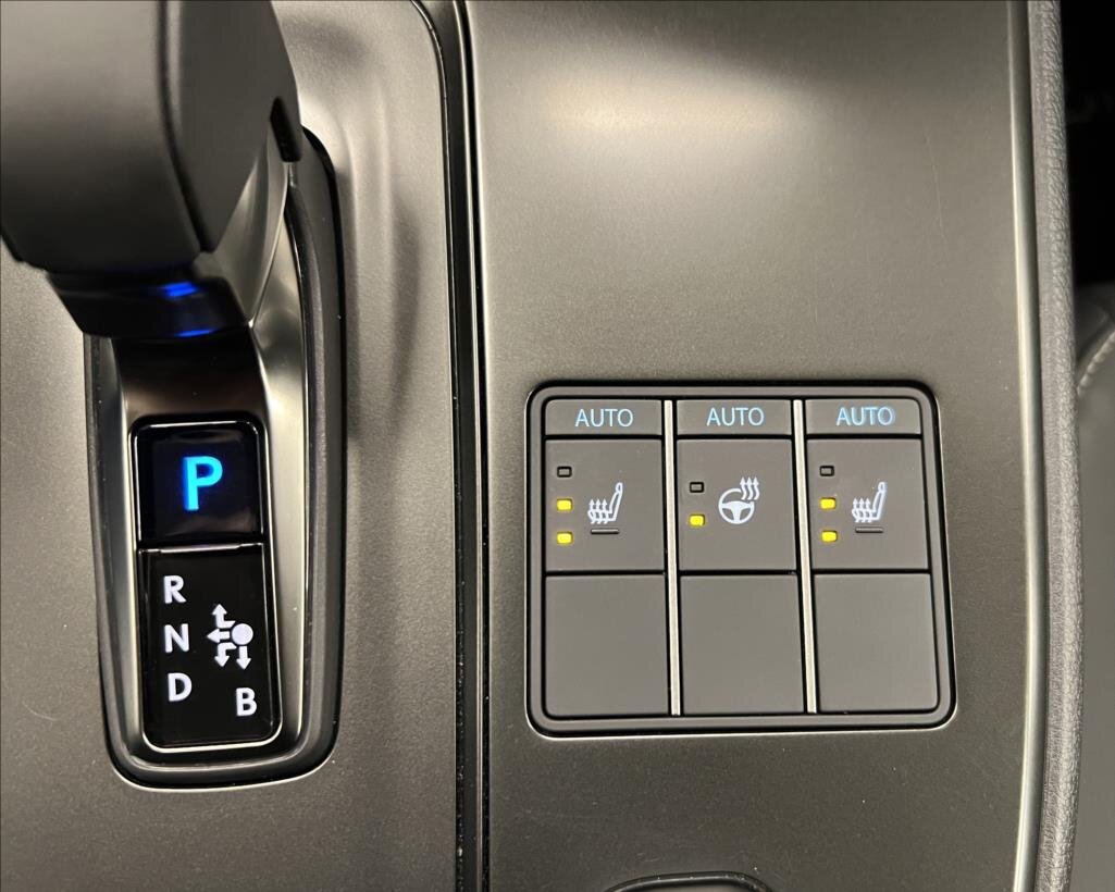 Lexus UX 300h SUV / Terénní 2,0 l 146 kw