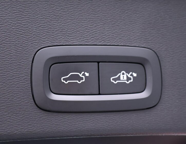 Volvo XC40 SUV / Terénní 2,0 l 145 kw