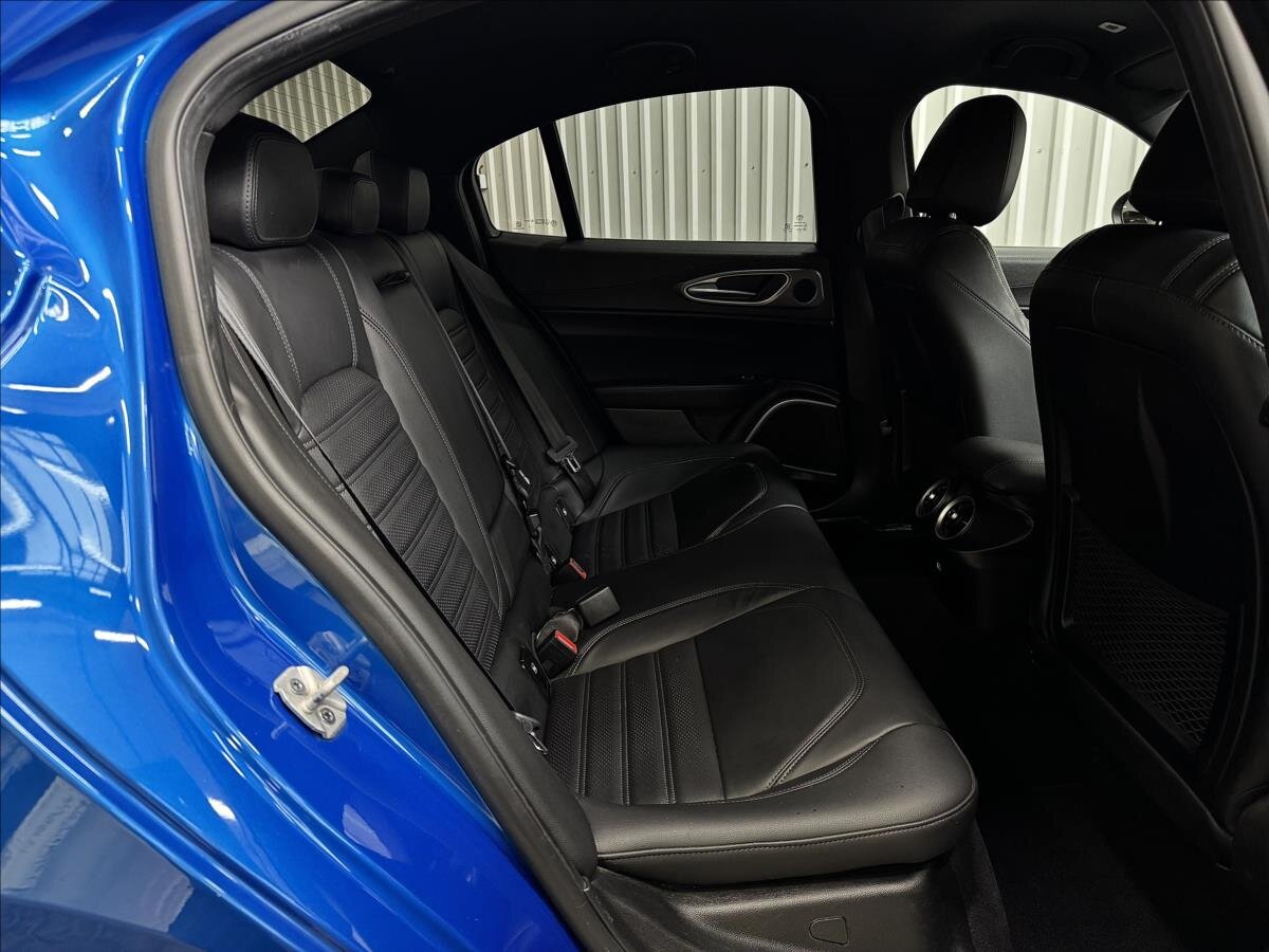 Alfa Romeo Giulia Sedan / Limuzína 2,0 l 206 kw