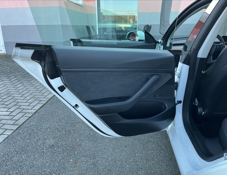 Tesla Model 3 Sedan / Limuzína 0,0 208 kw
