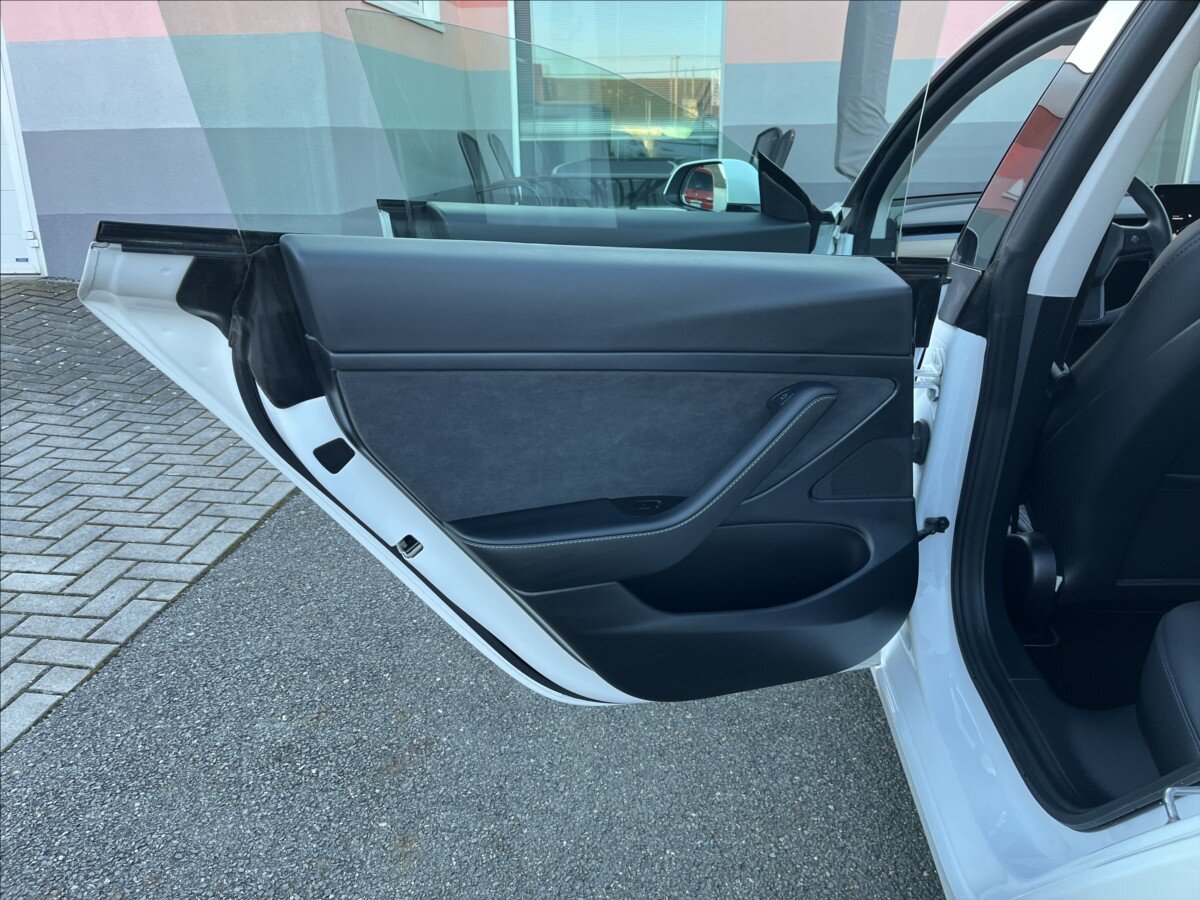 Tesla Model 3 Sedan / Limuzína 0,0 208 kw