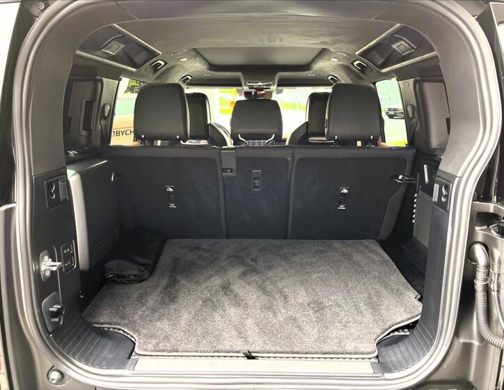 Land Rover Defender SUV / Terénní 4,4 l 467 kw