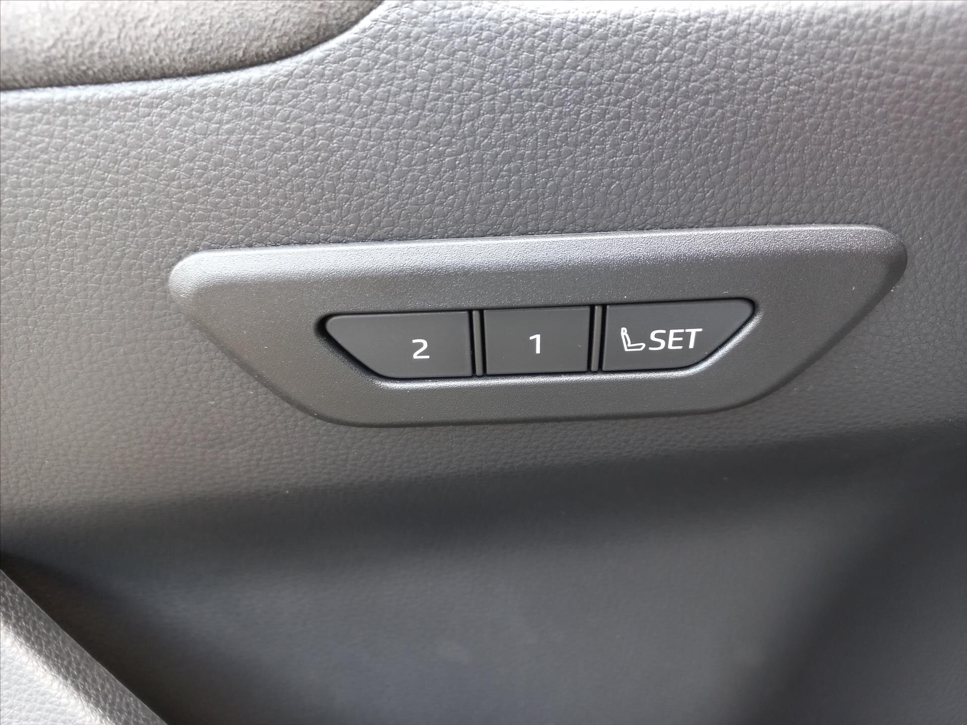 Toyota C-HR CUV / Crossover 2,0 l 112 kw