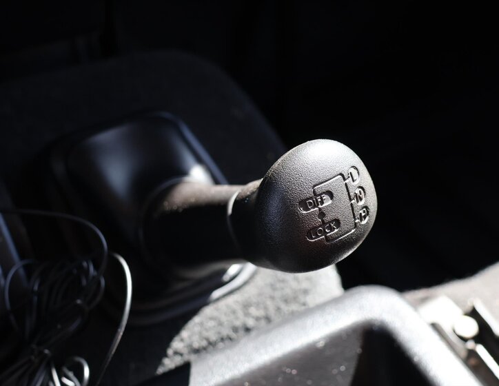 Land Rover Defender 28