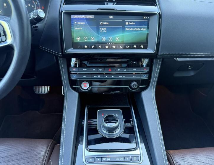 Jaguar F-Pace 23