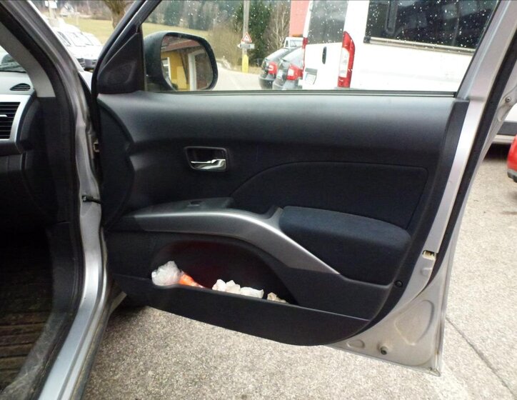 Mitsubishi Outlander SUV / Terénní 2,0 l 103 kw