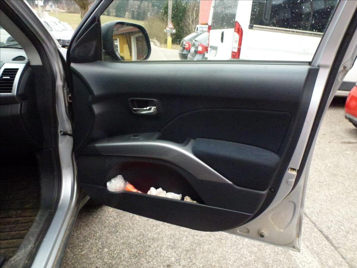 Mitsubishi Outlander SUV / Terénní 2,0 l 103 kw