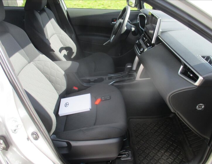 Toyota Corolla Cross 13