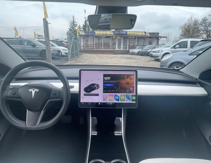Tesla Model 3 Sedan / Limuzína 0,0 239 kw