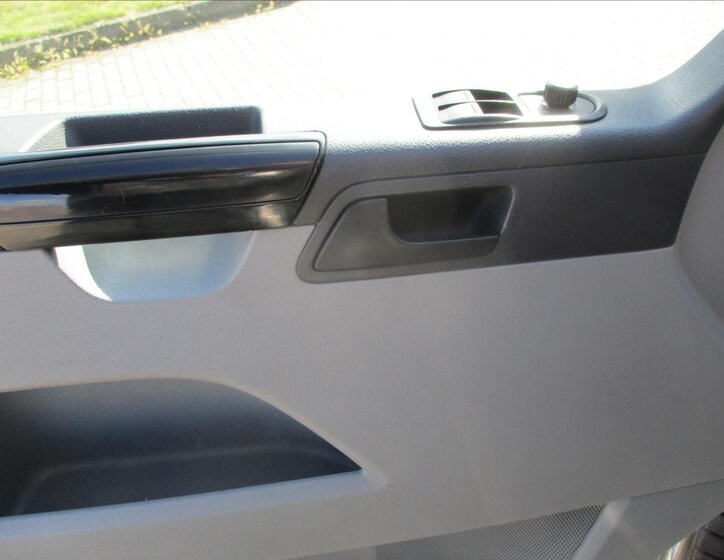 Volkswagen Transporter Kombi 2,0 l 84 kw