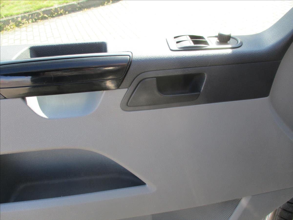 Volkswagen Transporter Kombi 2,0 l 84 kw