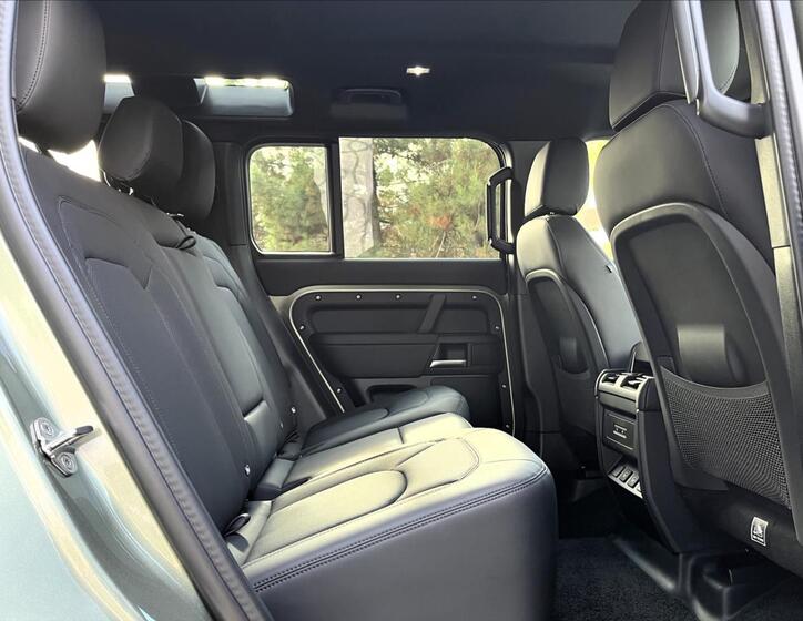 Land Rover Defender 34