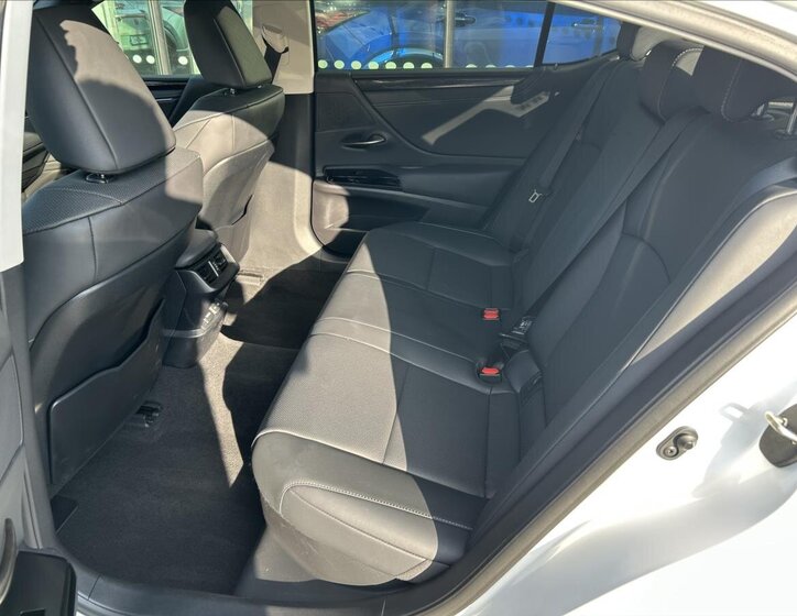 Lexus ES 300h Sedan / Limuzína 2,5 l 160 kw