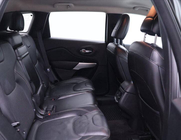 Jeep Cherokee SUV / Terénní 2,2 l 147 kw