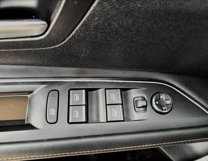 Peugeot 3008 SUV / Terénní 1,6 l 165 kw