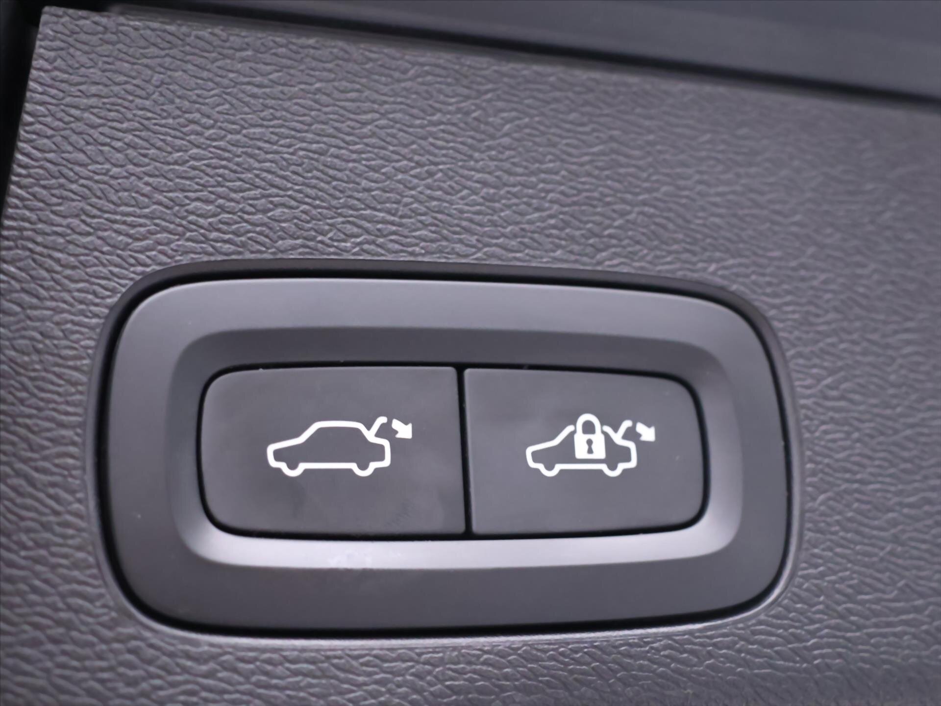 Volvo XC60 SUV / Terénní 2,0 l 145 kw