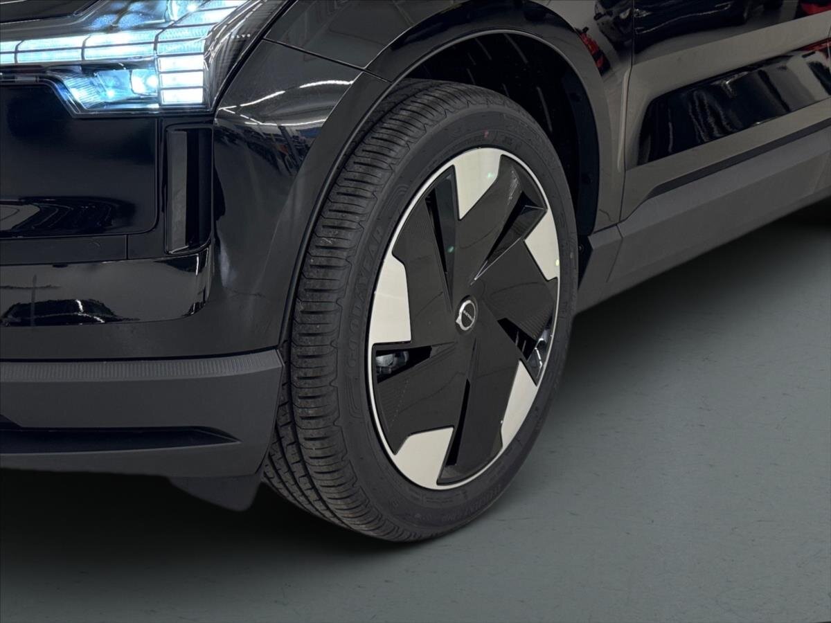 Volvo EX30 SUV / Terénní 0,0 200 kw