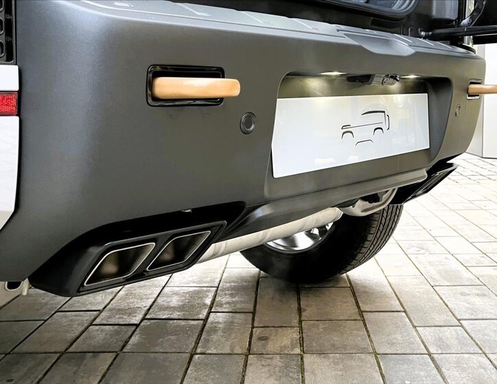 Land Rover Defender SUV / Terénní 4,4 l 467 kw