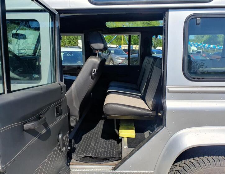 Land Rover Defender 14