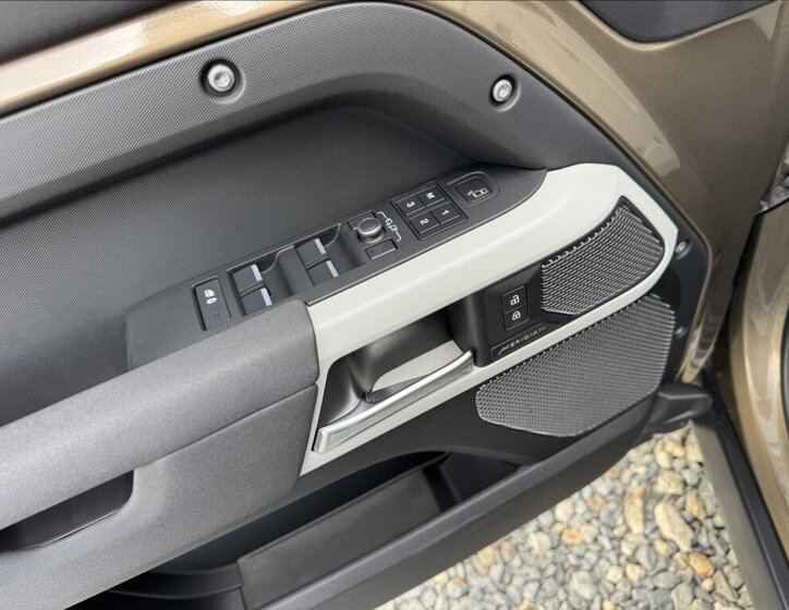Land Rover Defender SUV / Terénní 3,0 l 221 kw