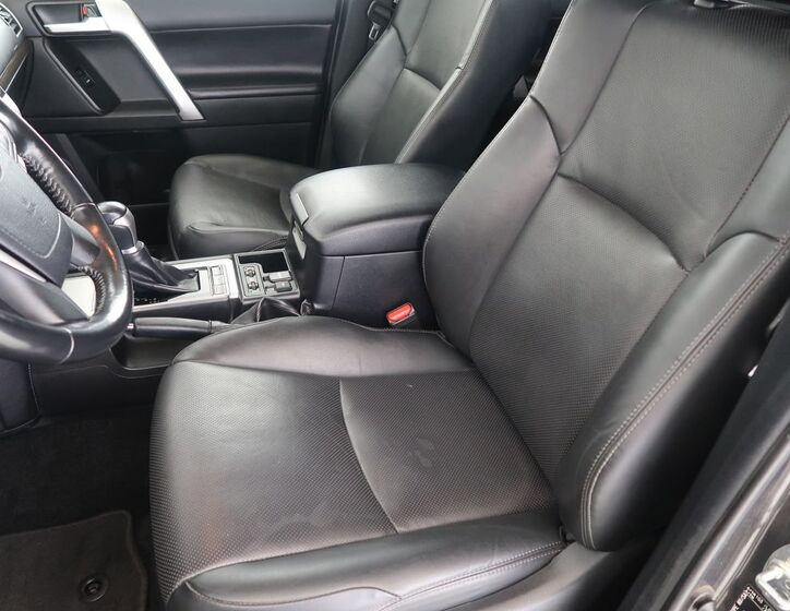 Toyota Land Cruiser 9