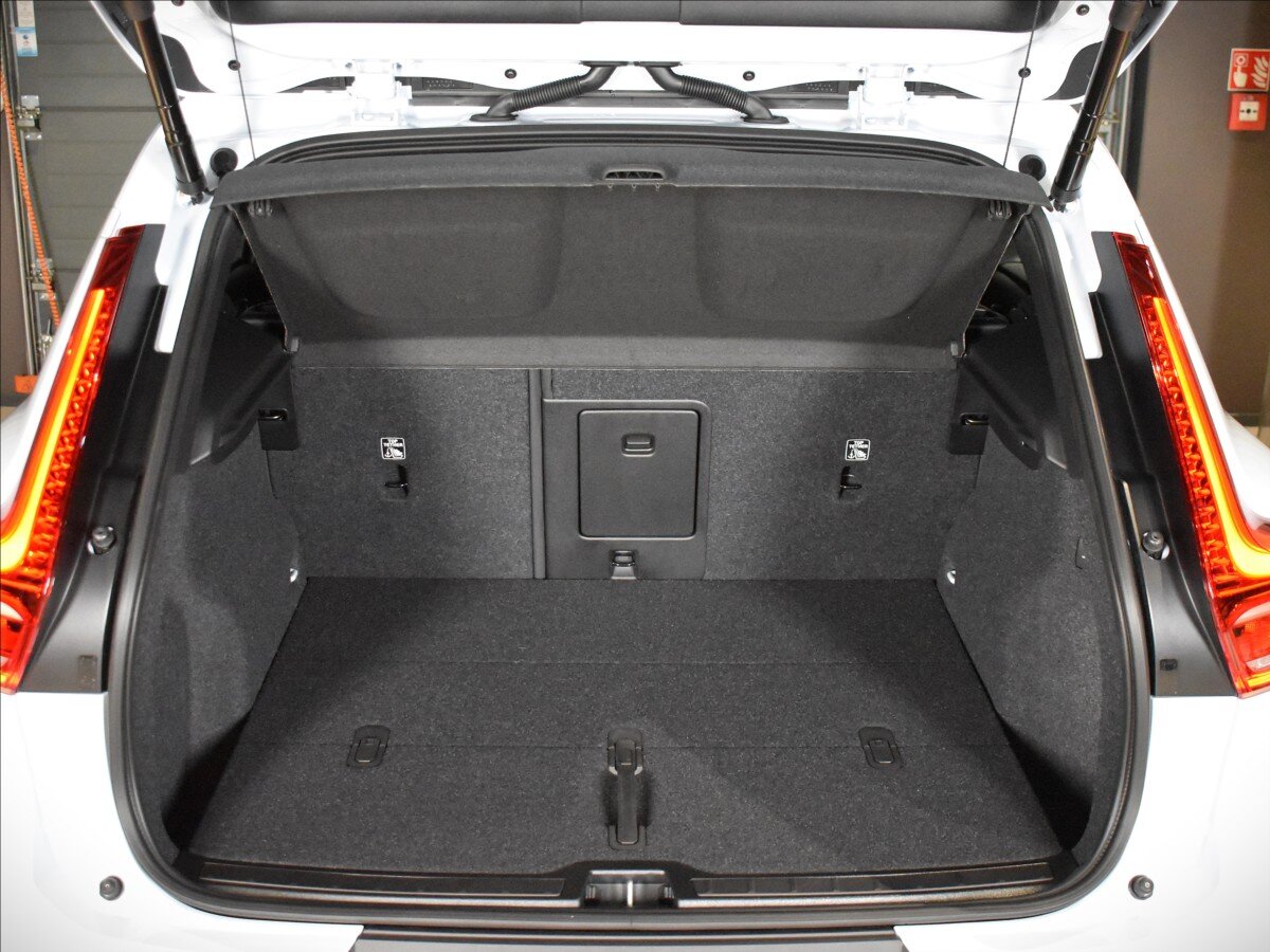 Volvo XC40 SUV / Terénní 2,0 l 120 kw